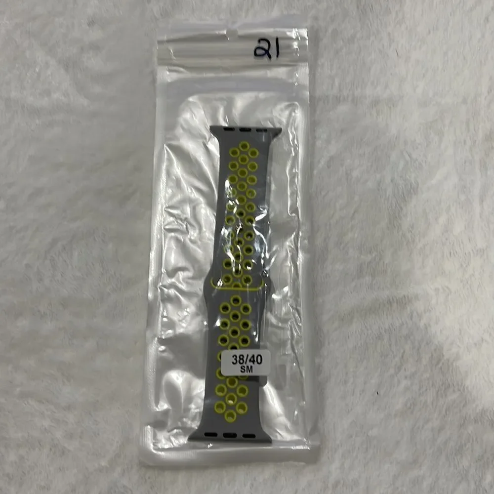 NWOT Apple Watch sports band (38/40)